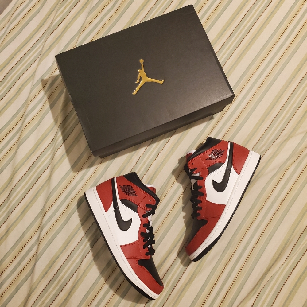 Jordan 1 Mid Chicago Black Toe